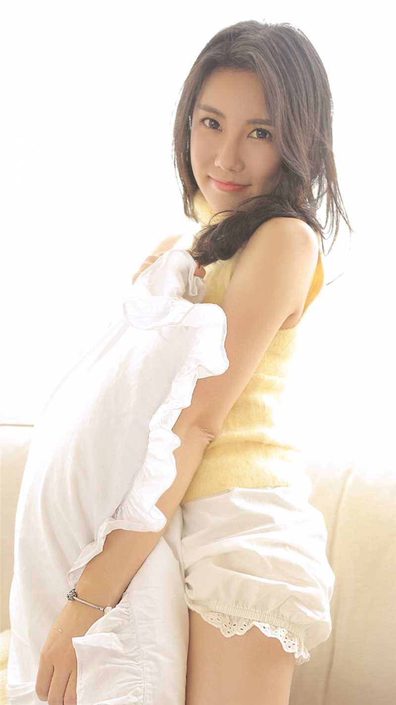 精选森系少女黄色露肩毛衣清新甜美风集图册