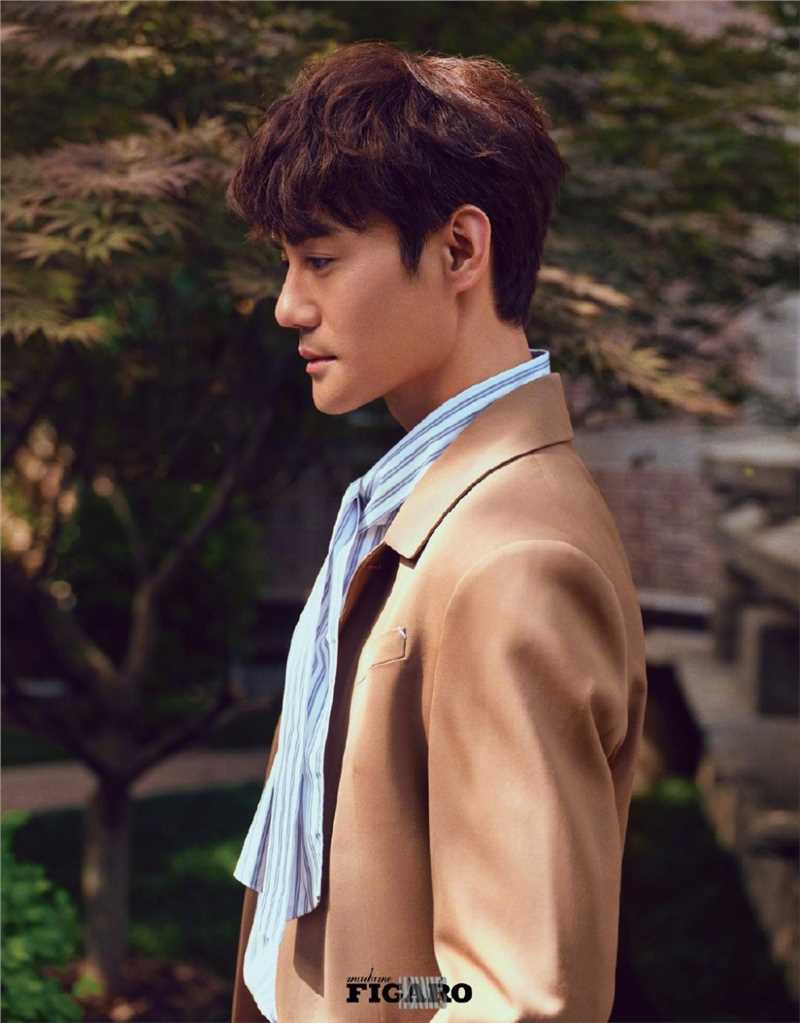 特别专辑王凯绅士男棕色系西装森林庄园时尚杂志封面图片