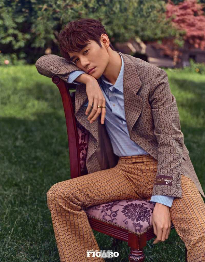 特别专辑王凯绅士男棕色系西装森林庄园时尚杂志封面图片