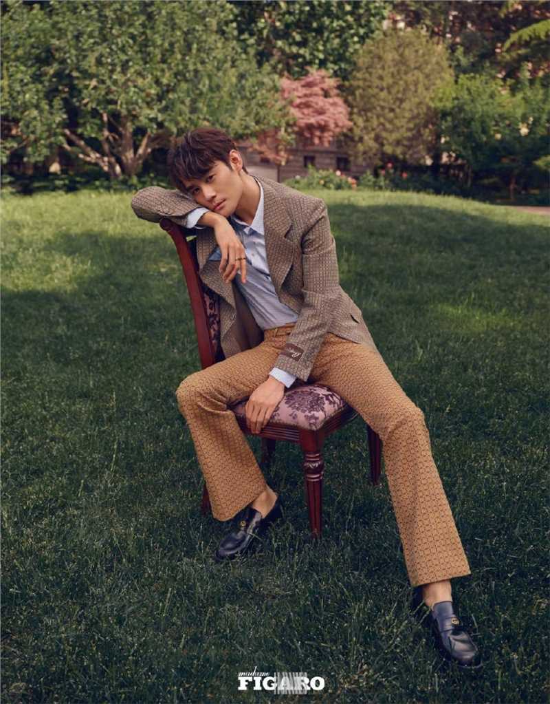 特别专辑王凯绅士男棕色系西装森林庄园时尚杂志封面图片