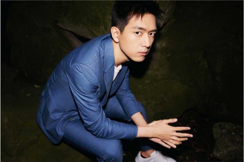 最新《亲爱的热爱的》李现蓝色西装户外氛围感时尚壁纸