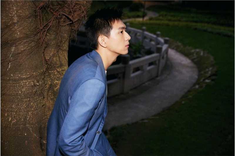 最新《亲爱的热爱的》李现蓝色西装户外氛围感时尚壁纸