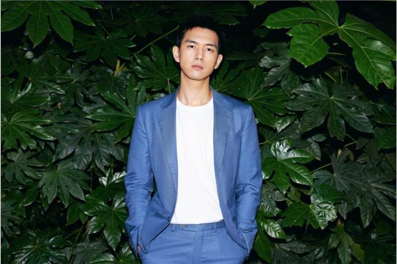 最新《亲爱的热爱的》李现蓝色西装户外氛围感时尚壁纸