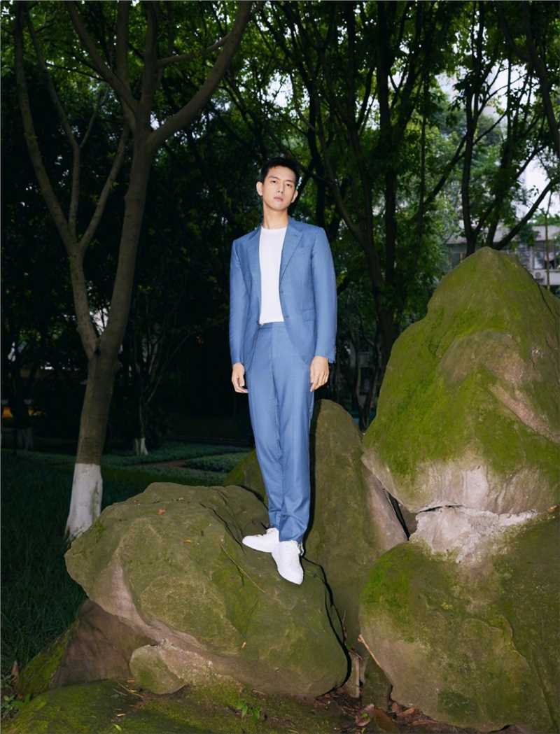 最新《亲爱的热爱的》李现蓝色西装户外氛围感时尚壁纸