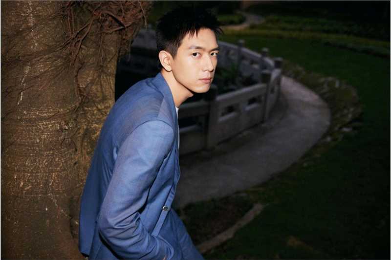 最新《亲爱的热爱的》李现蓝色西装户外氛围感时尚壁纸