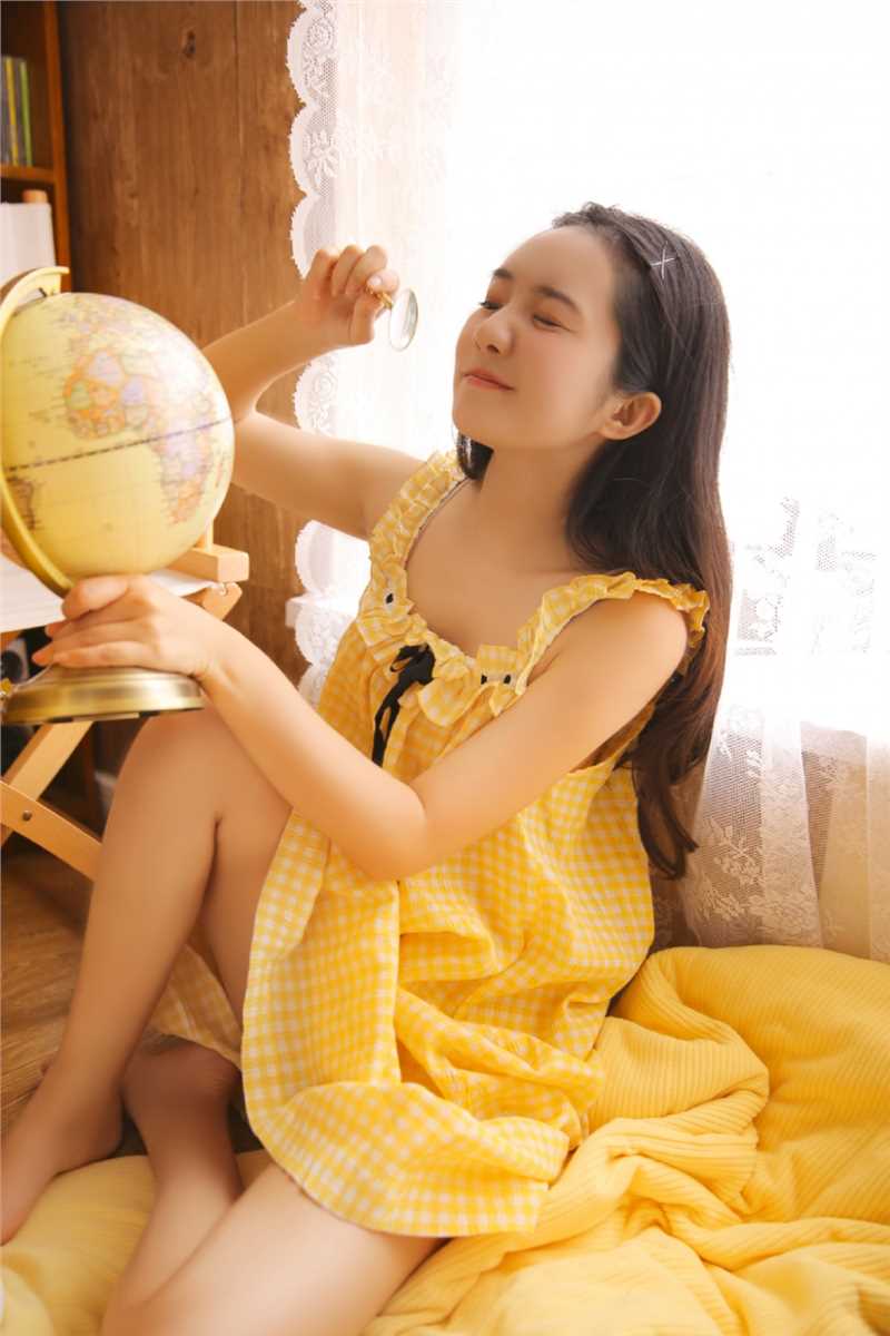 最新甜美系少女手拿草莓活力十足清新摄影集壁纸