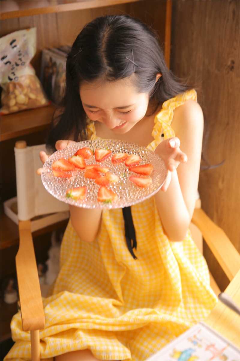 最新甜美系少女手拿草莓活力十足清新摄影集壁纸