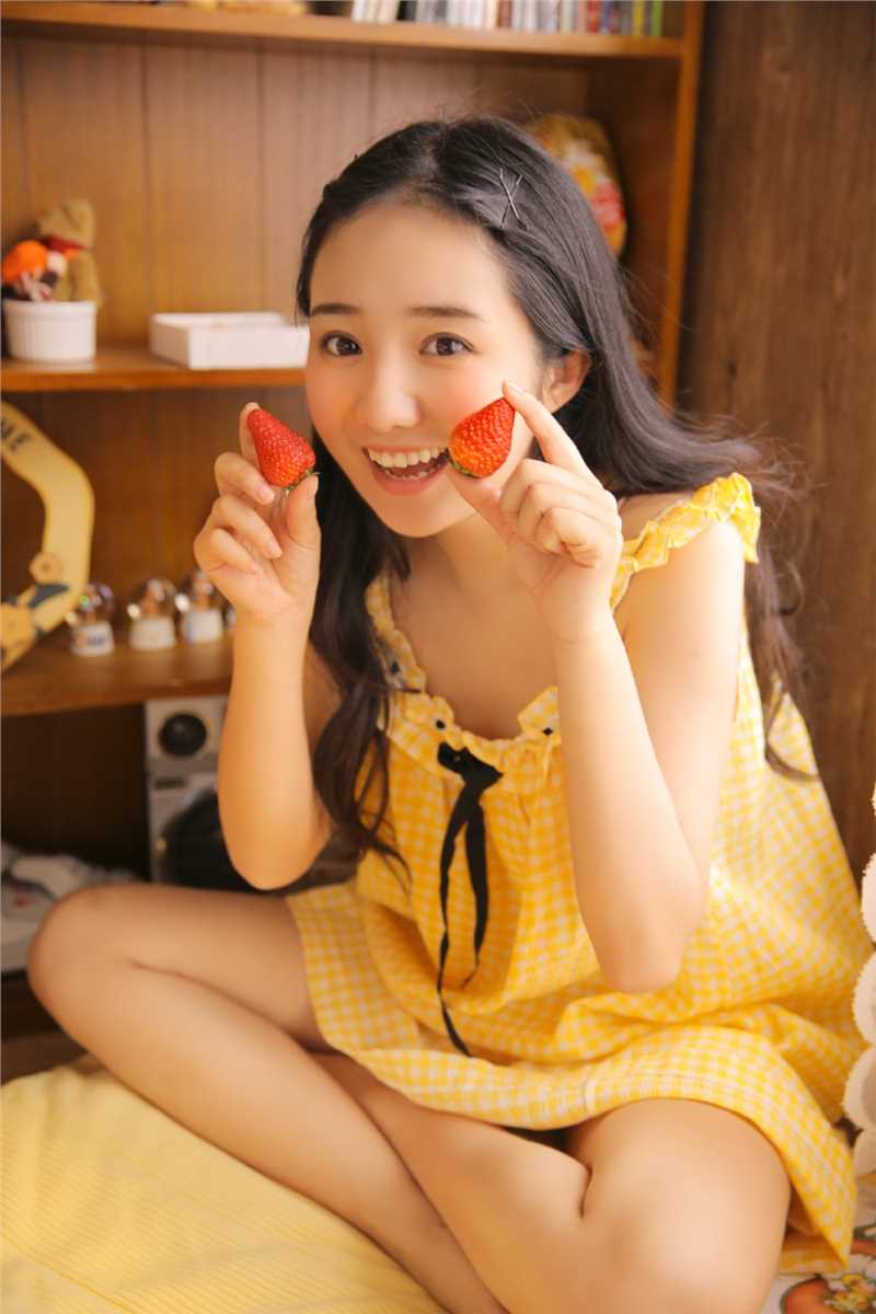 最新甜美系少女手拿草莓活力十足清新摄影集壁纸