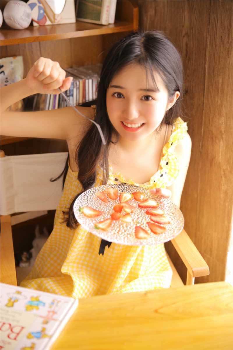 最新甜美系少女手拿草莓活力十足清新摄影集壁纸