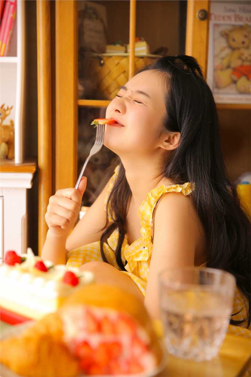 最新甜美系少女手拿草莓活力十足清新摄影集壁纸