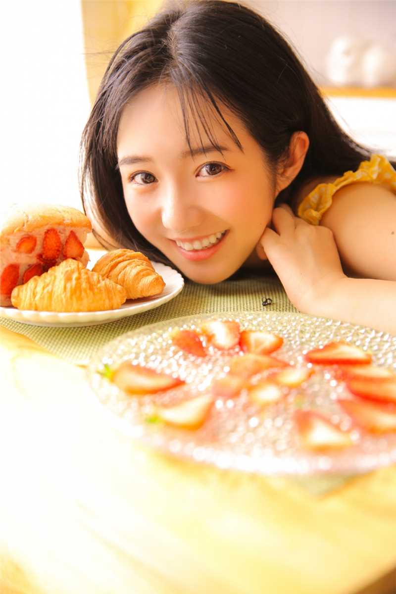 最新甜美系少女手拿草莓活力十足清新摄影集壁纸