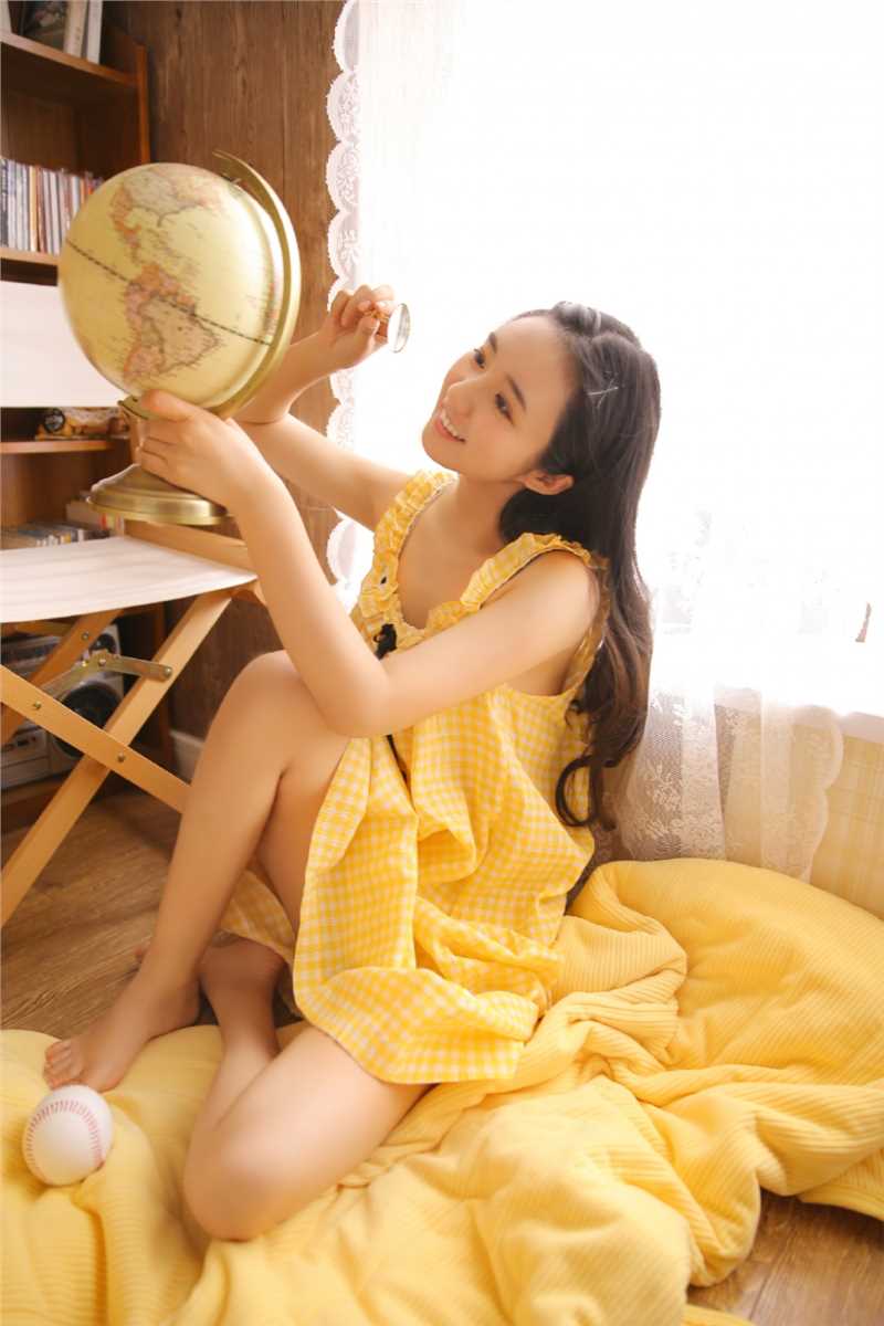 最新甜美系少女手拿草莓活力十足清新摄影集壁纸