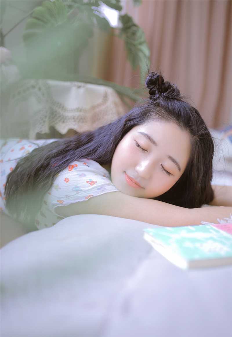 人气模特低胸碎花上衣清新风格甜美套图