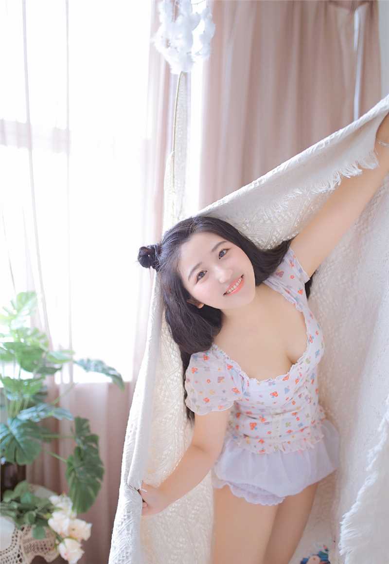 人气模特低胸碎花上衣清新风格甜美套图