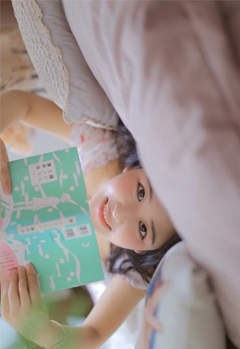 人气模特低胸碎花上衣清新风格甜美套图