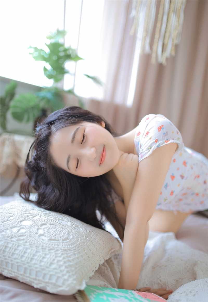 人气模特低胸碎花上衣清新风格甜美套图