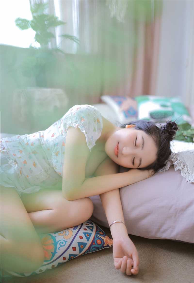 人气模特低胸碎花上衣清新风格甜美套图