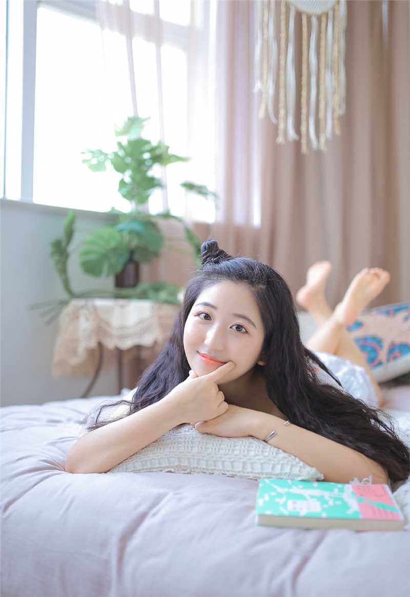 人气模特低胸碎花上衣清新风格甜美套图