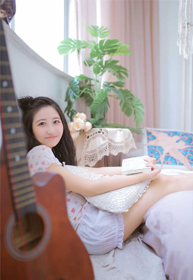 人气模特低胸碎花上衣清新风格甜美套图