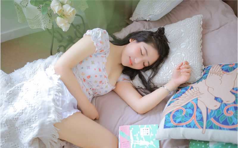 人气模特低胸碎花上衣清新风格甜美套图