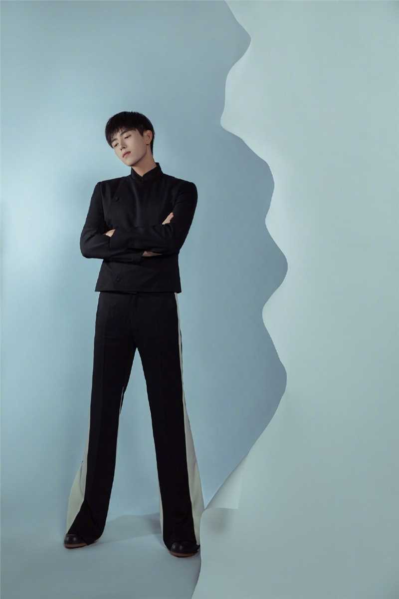 精选陈飞宇艺术剪纸黑色西装简约风格氛围感图册