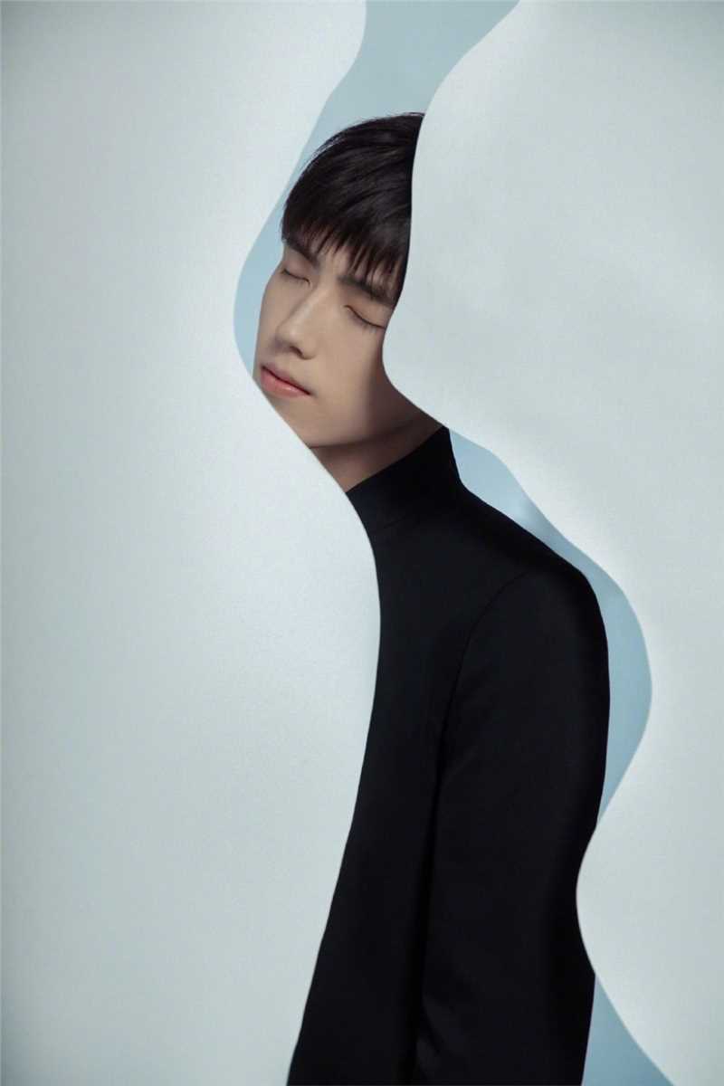 精选陈飞宇艺术剪纸黑色西装简约风格氛围感图册