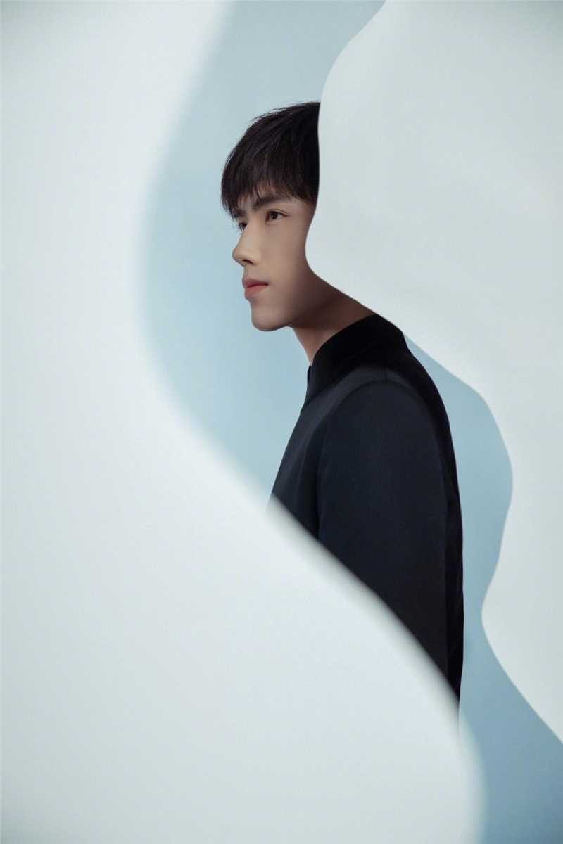 精选陈飞宇艺术剪纸黑色西装简约风格氛围感图册