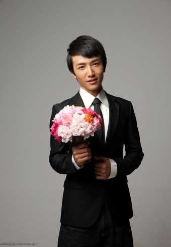 精选陈飞宇艺术剪纸黑色西装简约风格氛围感图册