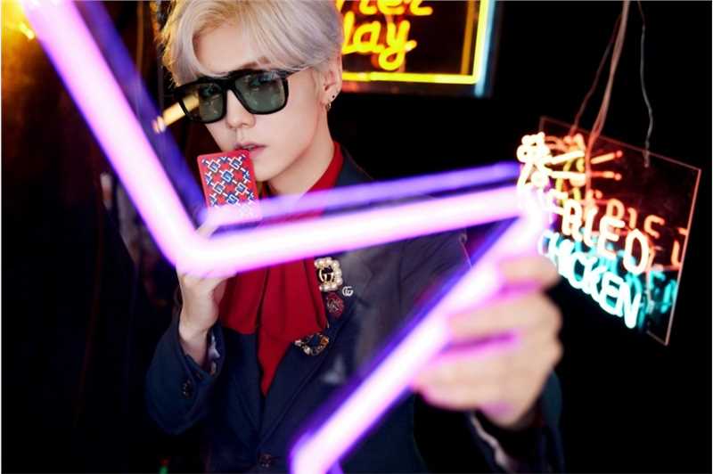 精选鹿晗红绿经典搭配贵族范复古时尚大片图册