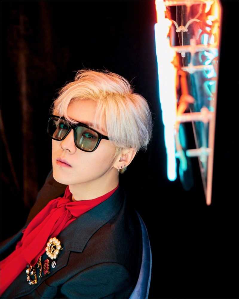 精选鹿晗红绿经典搭配贵族范复古时尚大片图册