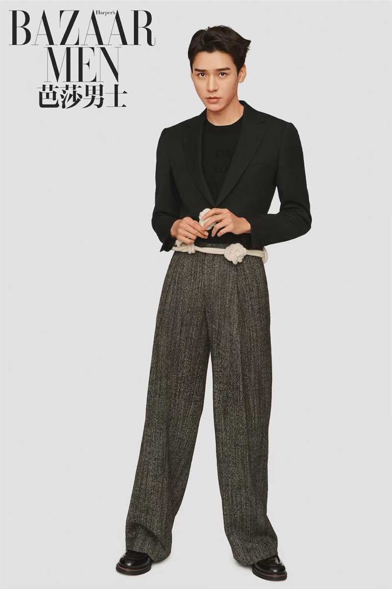 特别专辑龚俊黑色西装古铜色皮肤芭莎男士魅力封面图片