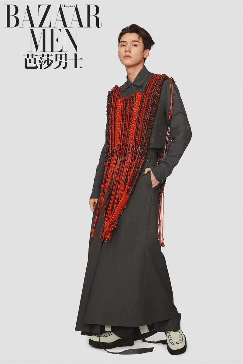 特别专辑龚俊黑色西装古铜色皮肤芭莎男士魅力封面图片