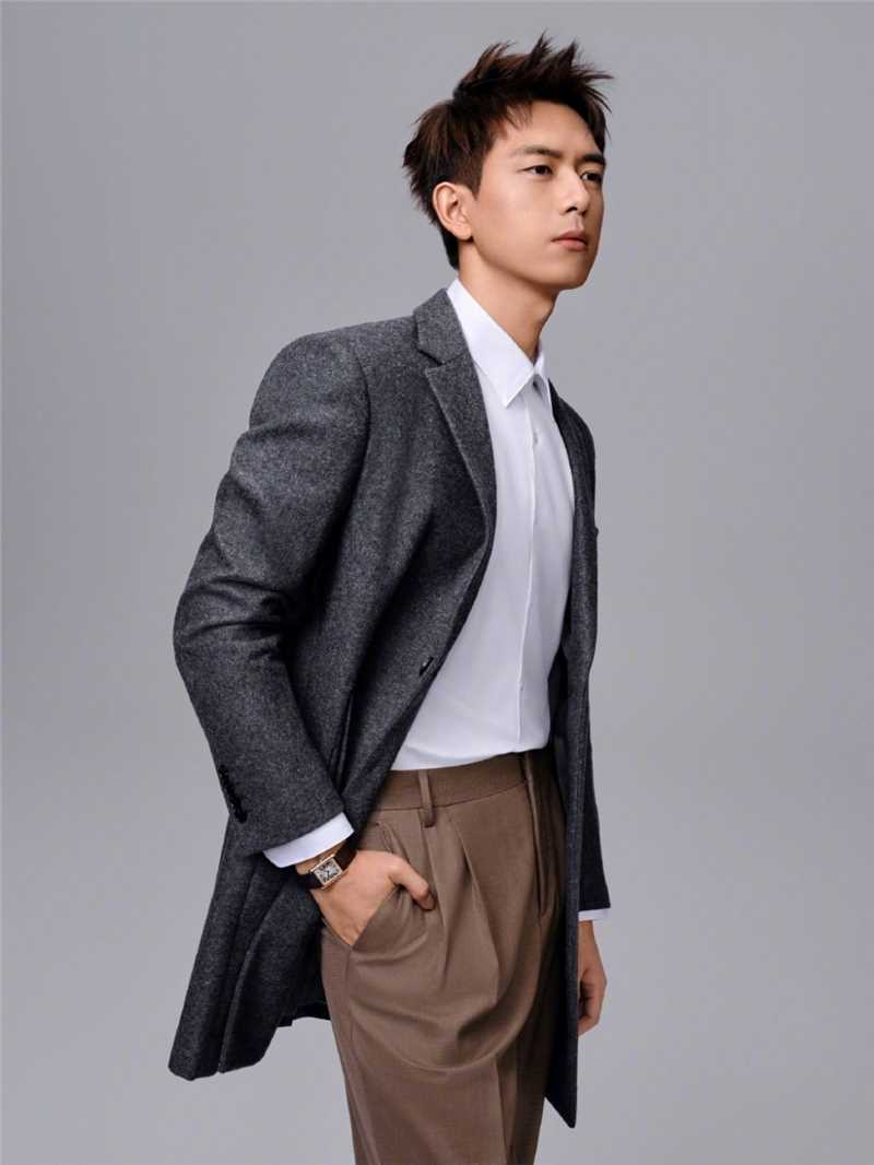 精选李现黑色西装魅力男士时尚杂志封面图册