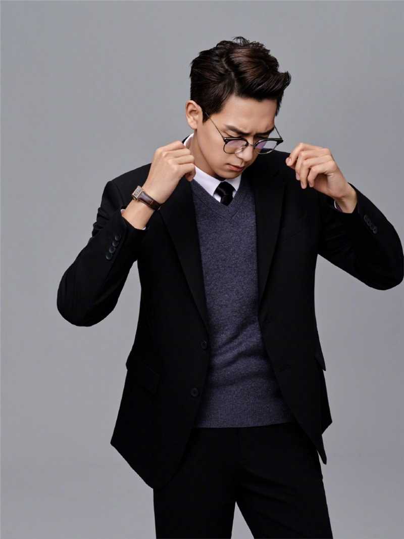 精选李现黑色西装魅力男士时尚杂志封面图册