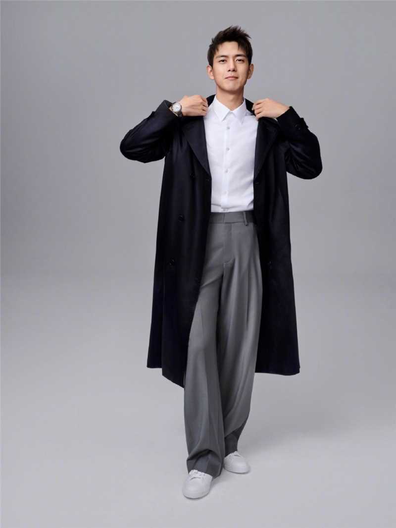 精选李现黑色西装魅力男士时尚杂志封面图册