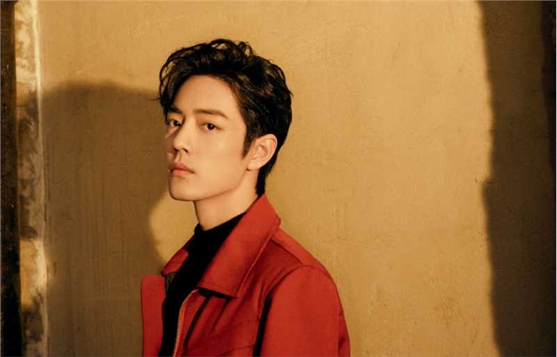 优质肖战红色西装暖光灯下的露额头时尚图片相册