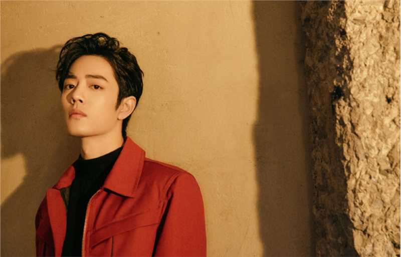 优质肖战红色西装暖光灯下的露额头时尚图片相册