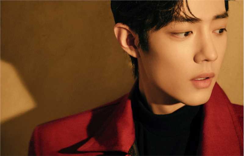 优质肖战红色西装暖光灯下的露额头时尚图片相册