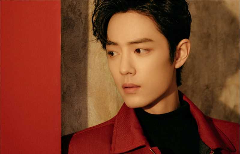 优质肖战红色西装暖光灯下的露额头时尚图片相册