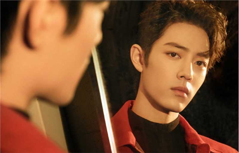 优质肖战红色西装暖光灯下的露额头时尚图片相册