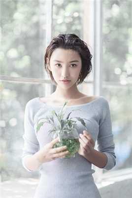 湿发美女超短裤性感图片