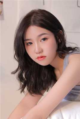 精选红唇美女吊带私房性感图片图册