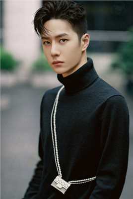 最新王一博黑色高领毛衣户外时尚图集