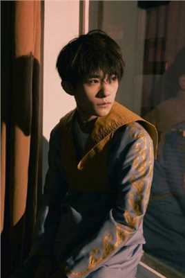 最新易烊千玺文艺复古风时尚图片壁纸