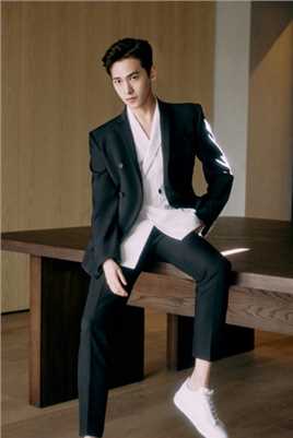高清杨洋V领黑白西装时尚质感图集