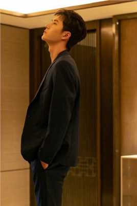 最全王一博西装复古风质感时尚大片壁纸