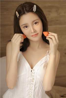 优质白色吊带美女香肩外露性感图片合集相册