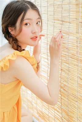 精选鹅黄色元气长裙麻花辫清纯mm羞涩脸颊图片图册