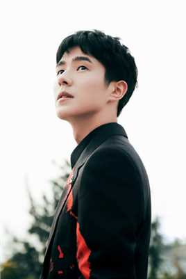 最全刘昊然黑色西装户外时尚图片相册