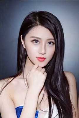 特别专辑长发美女蓝白拼接短裙皮肤性感图片